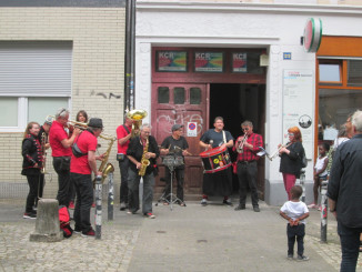 schwarz rot atemgold 09 vorm Haus